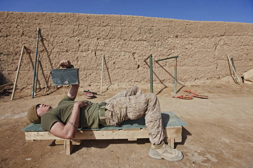 成年人,一个人,健身房,横图,室外,白天,锻炼,拳击,哑铃,仅一个男性,仅一个人,砝码,仅一个年轻男性,摄影,男人,男性,年轻男性,年轻人,彩图,美国海军陆战队