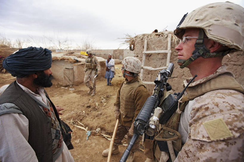 成年人,中年人,横图,室外,白天,阿富汗,五个人,头巾,摄影,猜疑,信任,年轻男性,中年男性,年轻人,彩图,美国海军陆战队,特种部队