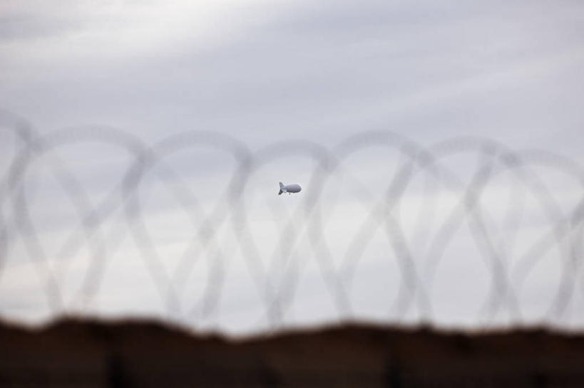 无人,横图,室外,白天,指示牌,阿富汗,军事,飞船,标志,文字,标识,热气球,摄影,保护,间谍,监视,彩图,带刺铁丝网