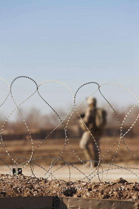 竖图,室外,白天,阿富汗,士兵,军事,分离,摄影,保护,恐怖,忧虑,痛苦,彩图,军官,美国海军陆战队,种族隔离,带刺铁丝网