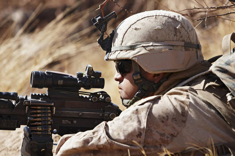 成年人,一个人,横图,室外,白天,阿富汗,仅一个男性,仅一个人,士兵,准备,仅一个年轻男性,太阳镜,摄影,策略,战役,技能,男人,男性,年轻男性,年轻人,彩图,美国海军陆战队,特种部队