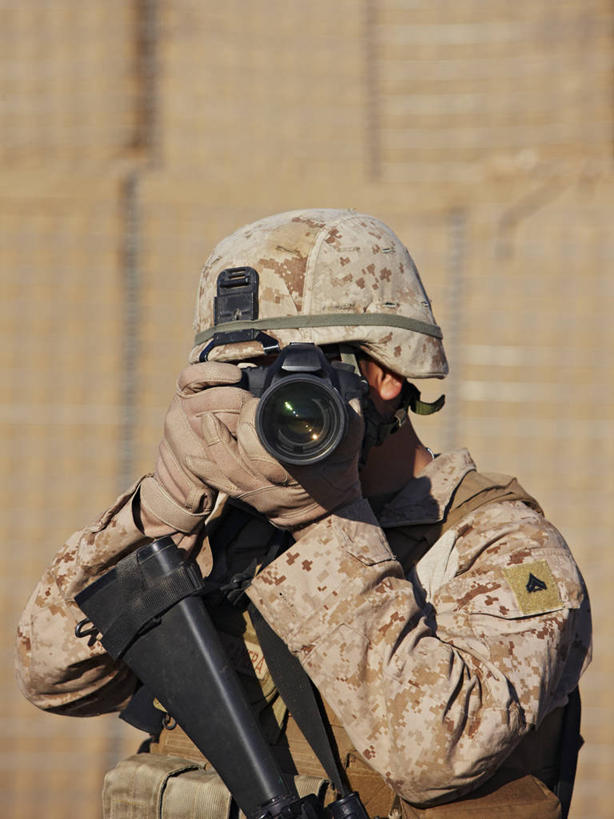 成年人,眼睛,一个人,竖图,室外,白天,相机,阿富汗,瞳孔,仅一个男性,仅一个人,注视,仅一个年轻男性,拍照,数码相机,观察,看,眼部,摄影,观看,报道,透镜,察看,关注,技能,男人,男性,年轻男性,年轻人,眼,彩图,美国海军陆战队