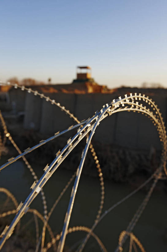 无人,竖图,室外,白天,阿富汗,分离,摄影,保护,护城河,危险,彩图,种族隔离,带刺铁丝网