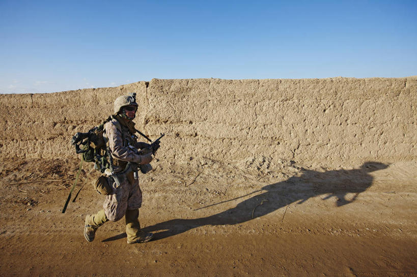 成年人,一个人,横图,室外,白天,寂寞,竞争,仅一个男性,仅一个人,对抗,阴影,冲突,枪支,破坏,仅一个年轻男性,武器,战争,摄影,机枪,损坏,专心,攻击,威胁,对立,矛盾,兵器,打斗,防御,枪械,机关枪,弹夹,敌对,挫败,斗争,抗拒,抗衡,杀伤,威慑,技能,子弹夹,危险,男人,男性,年轻男性,年轻人,彩图,美国海军陆战队,特种部队,M240通用机枪