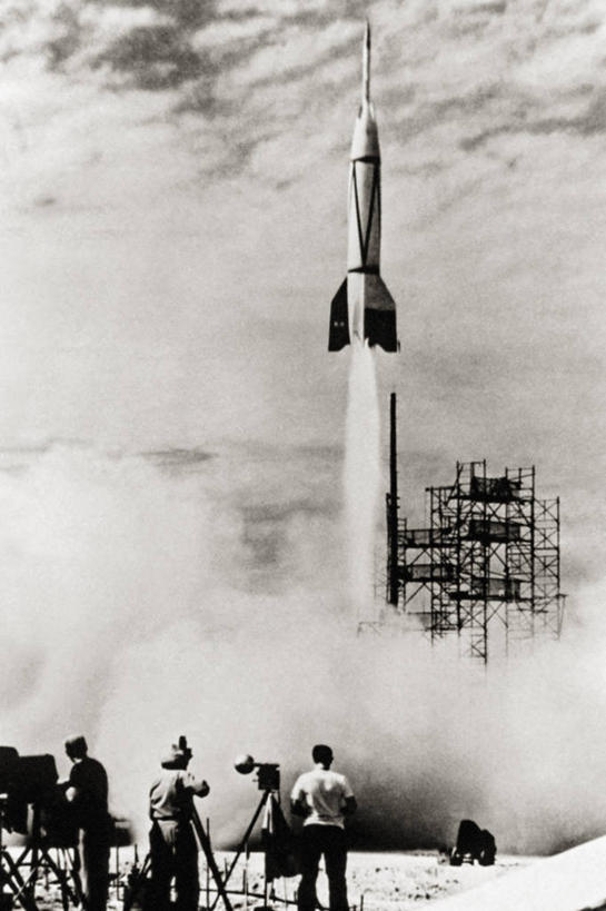 成年人,三个人,竖图,黑白,室外,白天,起飞,军事,太空,烟,摄影,空军,噪声,佛罗里达,危险,男人