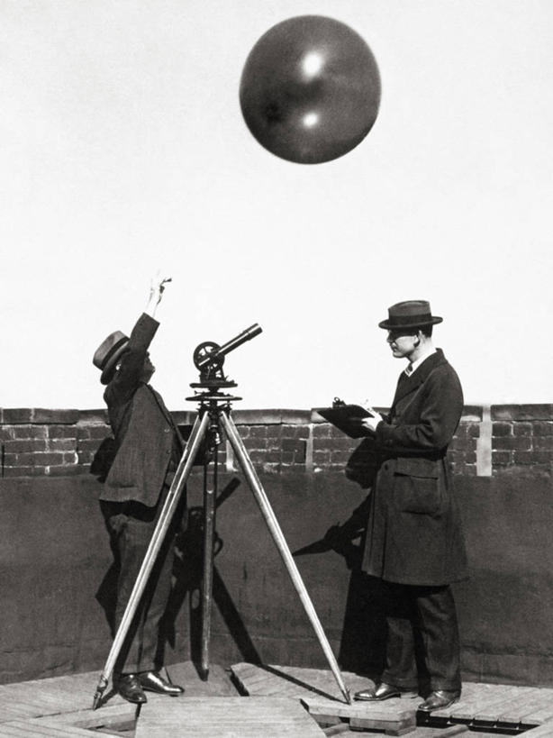 成年人,两个人,竖图,黑白,室外,白天,起飞,天气,气球,摄影,监视,经纬仪,男人