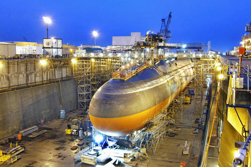 焊工,横图,室外,夜晚,建筑业,美国,军事,黄昏,摄影,电灯,潜水艇,无人机,华盛顿州,布雷默顿,彩图,干船坞