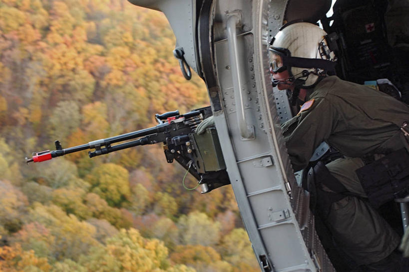 成年人,一个人,横图,俯视,航拍,室外,白天,树林,仅一个男性,军事,飞,摄影,直升机,鸟瞰,机关枪,肯塔基州,沙皇,男人,秋天,彩图,高角度拍摄,SH-60海鹰直升机,诺克斯堡