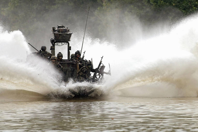 成年人,水手,横图,室外,白天,河流,船,美国,五个人,士兵,军事,枪支,武器,摄影,迅速,肯塔基州,危险,男人,彩图,美国海豹突击队,特种部队,诺克斯堡