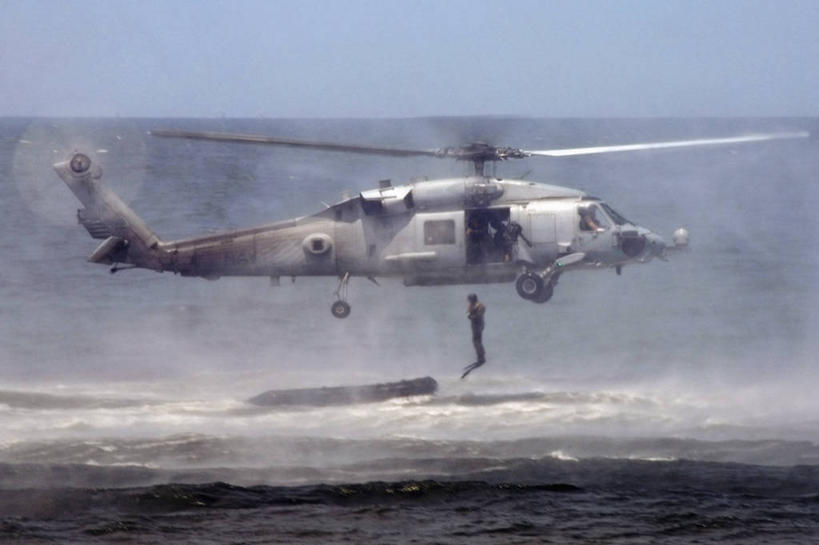 成年人,一个人,水手,横图,室外,白天,船,美国,士兵,军事,寒冷,摄影,抗议,直升机,海军,维吉尼亚,切萨皮克湾,军事演习,男人,彩图,SH-60海鹰直升机,美国海军,特种部队