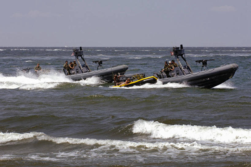 水手,横图,室外,白天,船,美国,士兵,军事,三个,寒冷,摄影,抗议,海军,维吉尼亚,切萨皮克湾,军事演习,彩图,美国海军,特种部队