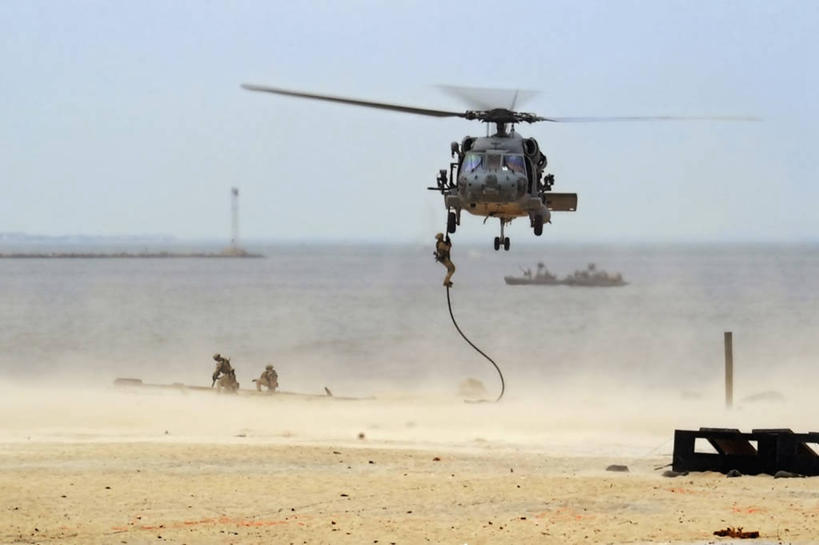 成年人,一个人,横图,室外,白天,船,美国,飞溅,军事,盘旋,绳子,摄影,直升机,灰尘,维吉尼亚,红狼,维吉尼亚海滩,男人,海滩,彩图