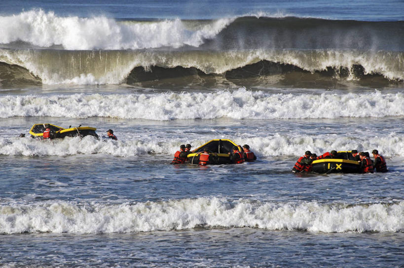 成年人,水手,横图,室外,白天,海浪,水,船,美国,士兵,军事,许多人,三个,波浪,一群人,摄影,加利福尼亚,海军,科罗纳多岛,危险,男人,彩图,美国海军