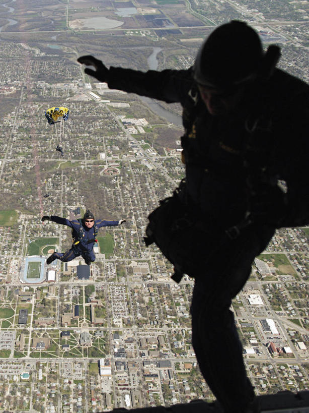 成年人,两个人,竖图,室外,白天,降落伞,美国,军事,摄影,海军,招聘,男人,彩图,美国海豹突击队,美国海军,爱荷华