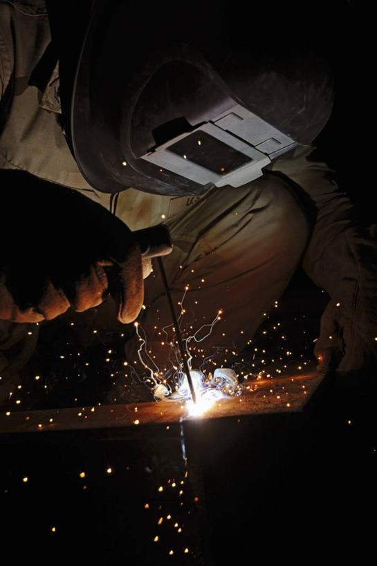 一个人,焊工,竖图,室内,夜晚,阿富汗,军事,火花,摄影,拱形,焊接,海军,彩图,美国海军