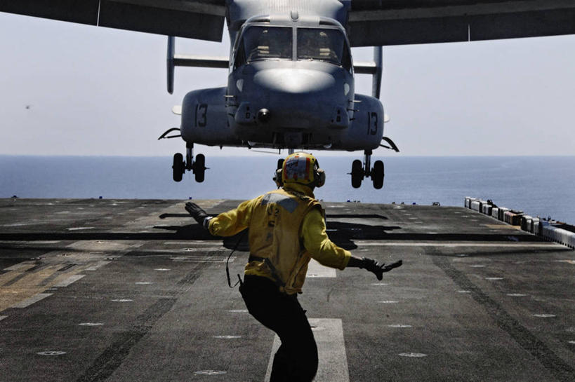 成年人,一个人,导游,横图,室外,白天,正面,船,仅一个男性,军事,手势,摄影,地中海,海军,鱼鹰,危险,男人,彩图,巴丹号,打手势,美国海军