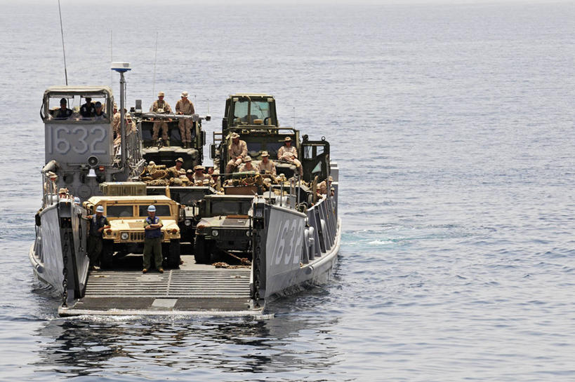 成年人,水手,横图,室外,白天,军事,许多人,一群人,摄影,海军,波斯湾,男人,年轻男性,年轻人,彩图,悍马,美国海军