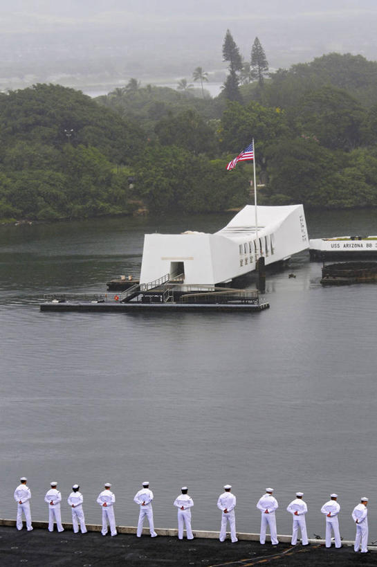 水手,竖图,室外,白天,美国,军事,许多人,一群人,摄影,飞行器,珍珠港,海军,航空母舰,卡尔文森号航空母舰,夏威夷群岛,太平洋岛屿,彩图,美国海军