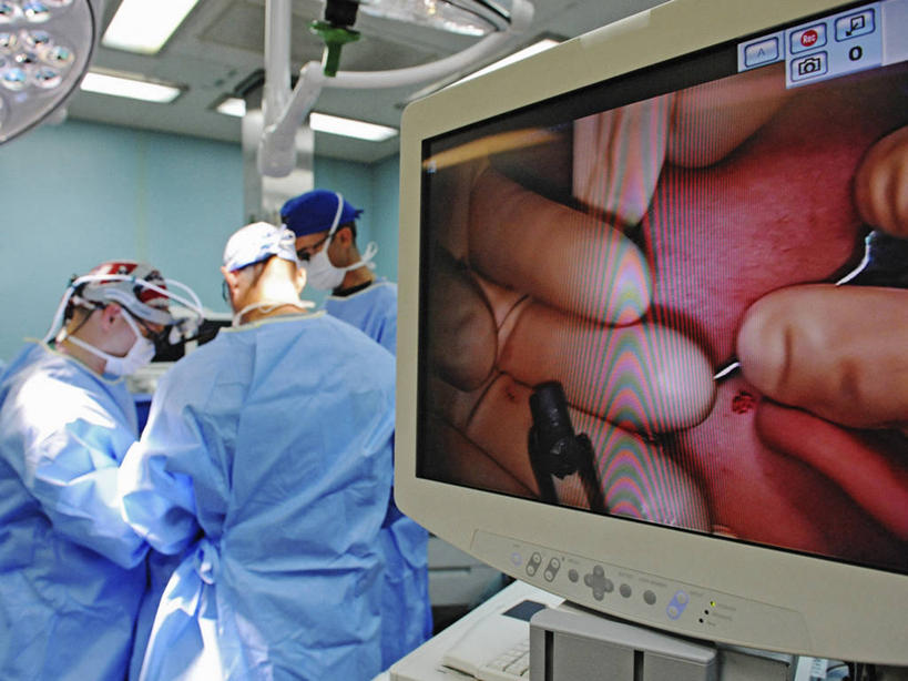 三个人,医生,横图,室内,哥伦比亚,军事,摄影,观看,子弹,手术,手术室,海军,外科医生,彩图,美国海军