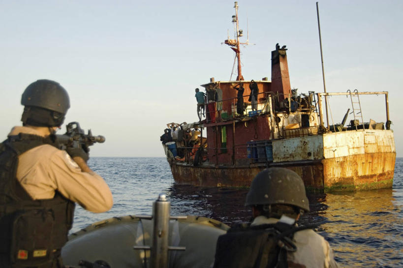 成年人,横图,室外,白天,海洋,船,士兵,许多人,一群人,武器,海盗,摄影,犯人,罪犯,猜疑,男人,彩图,亚丁湾,阿拉伯海