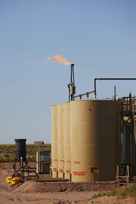 无人,竖图,室外,白天,石油,火焰,燃烧,烟,储油罐,摄影,天然气,污染,控制,石油工业,油井,油泵,科罗拉多州,空气污染,矿物质,彩图,火炬塔