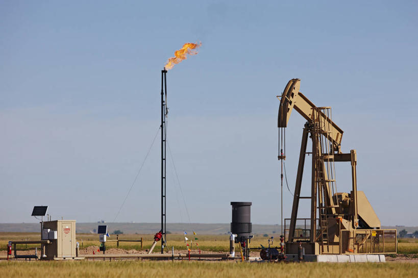 无人,横图,室外,白天,石油,日落,自行车,科学,化学,火焰,燃烧,平原,打气筒,烟,储油罐,活力,吸,摄影,能源,天然气,污染,控制,工程,石油工业,剪影,油井,油泵,科罗拉多州,空气污染,矿物质,彩图,火炬塔