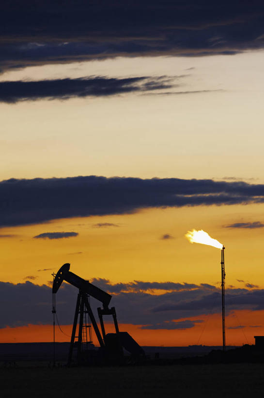 无人,竖图,室外,白天,石油,日落,自行车,科学,化学,火焰,燃烧,平原,打气筒,烟,储油罐,活力,吸,摄影,能源,天然气,污染,控制,工程,石油工业,剪影,油井,油泵,科罗拉多州,空气污染,矿物质,彩图,火炬塔