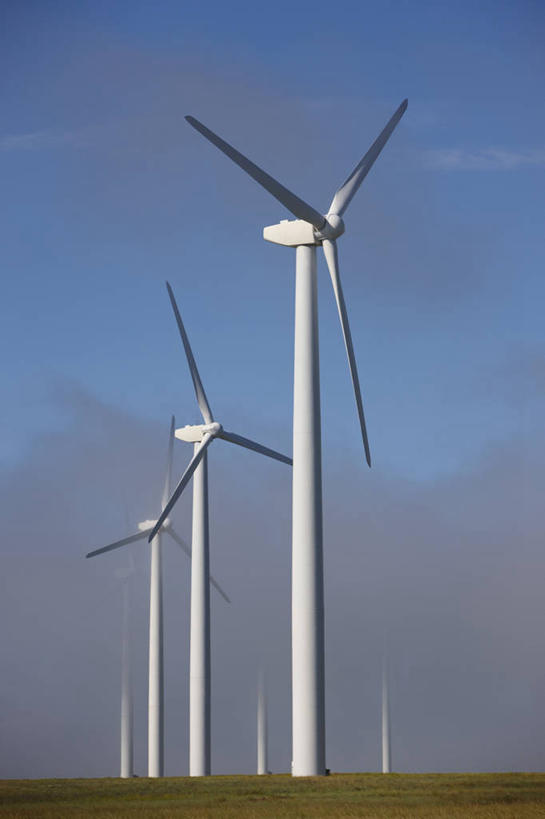 无人,竖图,室外,白天,风,雾,风力,科学,发电机,云,塔,螺旋桨,旋转,平原,转,摄影,能源,电,电源,改变,替代能源,环境保护,涡轮,科罗拉多州,风速计,物理学,气象学,风轮机,彩图,大平原