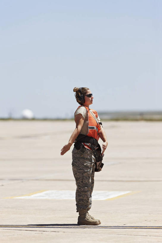 成年人,一个人,竖图,室外,白天,安全,美国,仅一个年轻女性,仅一个女性,仅一个人,手势,乘务员,力量,战争,摄影,空军,汗衫,指导,准确,打斗,进攻,军用机,科罗拉多州,F-16战隼战斗机,蝰蛇,技能,年轻女性,女人,女性,年轻人,彩图,打手势