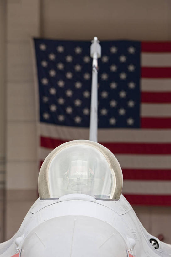 无人,竖图,室内,安全,飞机,美国,圆锥,力量,战争,美国国旗,摄影,空军,飞行器,战斗机,准确,打斗,进攻,军用机,座舱,爱国主义,科罗拉多州,F-16战隼战斗机,蝰蛇,技能,彩图,飞机库