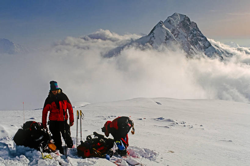 两个人,横图,室外,白天,雪,暴风雨,加拿大,准备,粗糙,铲子,冰,云,冬天,红色,摄影,靠近,挖掘,毛糙,北美,气候,恐怖,露营,比例,背包客,育空地区,除雪板,除雪铲,清雪板,清雪铲,扫雪板,扫雪铲,推雪板,推雪铲,冒险,危险,彩图,粗拙,忍耐力,阿拉斯加海湾