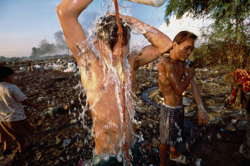 一个人,站,横图,室外,白天,水,菲律宾,仅一个男性,仅一个人,倒,首都,仅一个年轻男性,摄影,垃圾场,卫生,贫穷,纯净,马尼拉,贫民窟,男人,男性,年轻男性,洗涤,彩图,菲律宾人