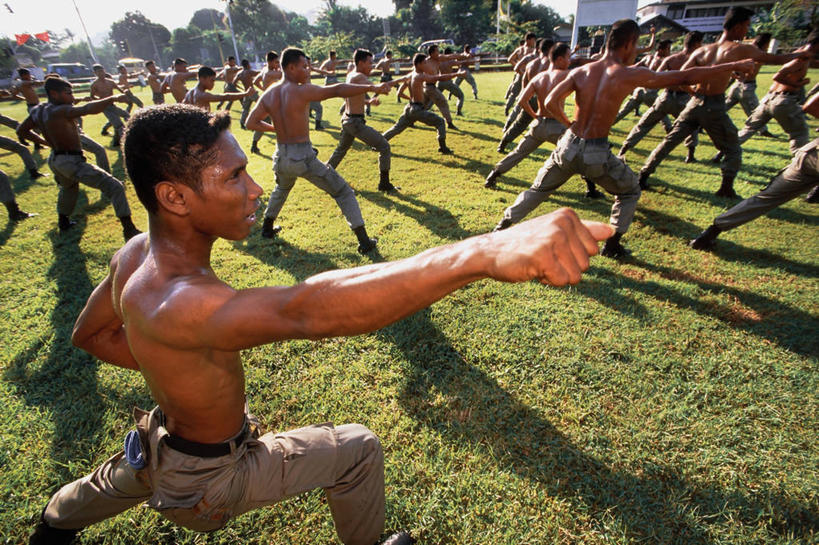 成年人,中年人,横图,印度尼西亚,巴布亚新几内亚,许多人,一群人,力量,摄影,警官,男人,中年男性,拳头,彩图,精力,法律