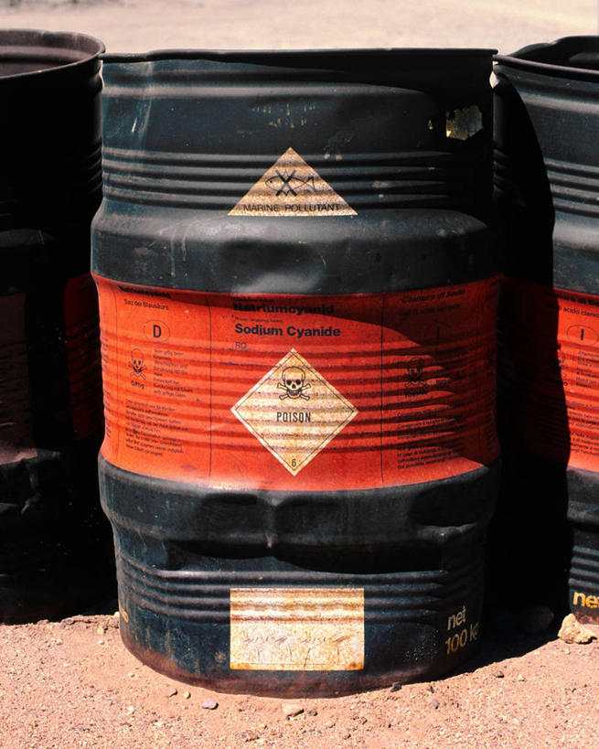 无人,竖图,室外,白天,采矿业,智利,写,化学,金矿,鼓,布告,三个,黑色,生病,橙色,南美,摄影,矿产,污染,死亡,石油工业,矿物,圆柱体,元素周期表,谋杀,惊骇,彩图,金属矿产