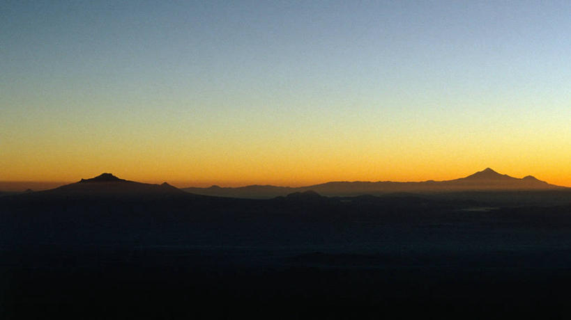 无人,横图,室外,火山,美景,山,雾,火,墨西哥,生气,对称,圆锥,地平线,景观,山顶,烟雾,辽阔,地面,黎明,首都,热,黄色,自然,广阔,橙色,景色,活力,平衡,摄影,一望无际,恐怖,拉丁美洲,自然风光,延伸,挑战,地震,墨西哥城,韦拉克鲁斯,普埃布拉州,天地相交,无边无际,一马平川,地质学,想法,奥里萨巴火山,波波卡特佩特火山,自然地理,冒险,彩图,爆炸物