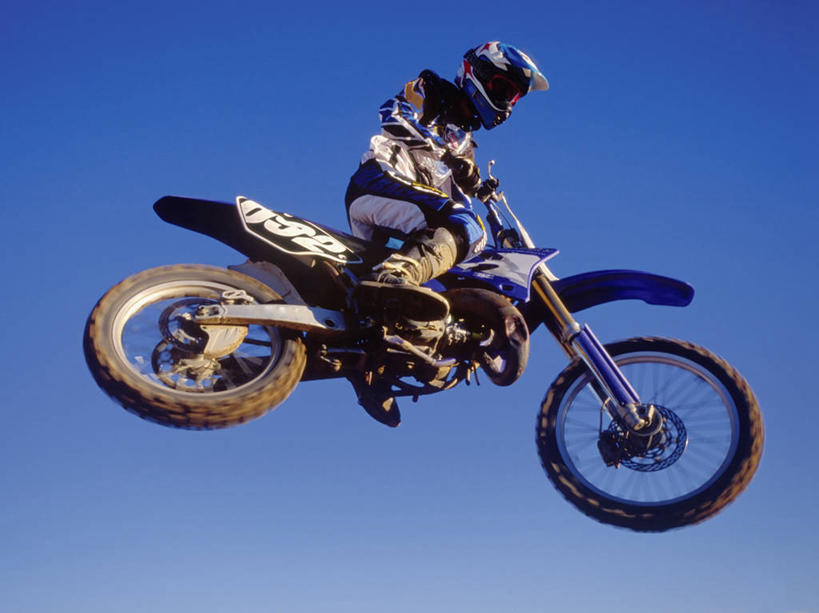 一个人,跳,横图,白天,风,摩托车,起飞,着陆,旋转,极限运动,靴子,飞,蓝色,天空,看,握紧,摄影,靠近,指导,专心,手把,勇气,物理学,摩托车越野赛,技能,危险,休闲活动,彩图