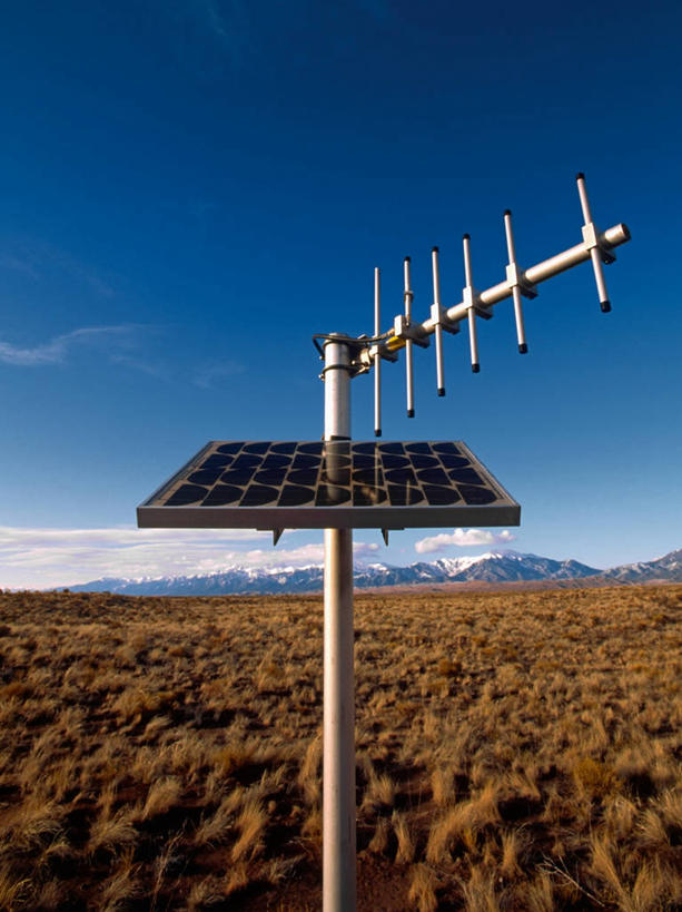 无人,竖图,室外,白天,旅游,度假,通讯,太阳能,草原,美景,雪,电缆,景观,杆,方向,娱乐,草,蓝色,天空,自然,盘子,享受,休闲,景色,放松,摄影,宁静,北美,自然风光,直角,替代能源,环境保护,科罗拉多州,洛矶山脉,铝,大沙丘国家公园,太阳能电池板,彩图