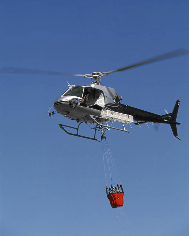 无人,飞行员,竖图,室外,白天,水,风,道路,路,公路,湿,螺旋桨,交通,漩涡,飞,盘旋,蓝色,天空,平衡,转,摄影,协助,迅速,直升机,旋涡,准确,内华达州,森林火灾,危险,散焦,马路,彩图