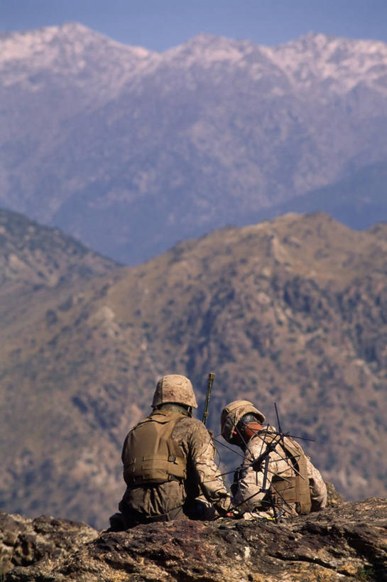 成年人,中年人,两个人,坐,竖图,室外,白天,通讯,安全,数据,山,雪,阿富汗,亚洲,盔甲,头盔,山顶,防护,联系,绳子,看,摄影,密码,保护,保险,全球定位系统,防御,铠甲,防具,防卫,平安,男人,中年男性,彩图,甲胄,美国海军陆战队,特种部队
