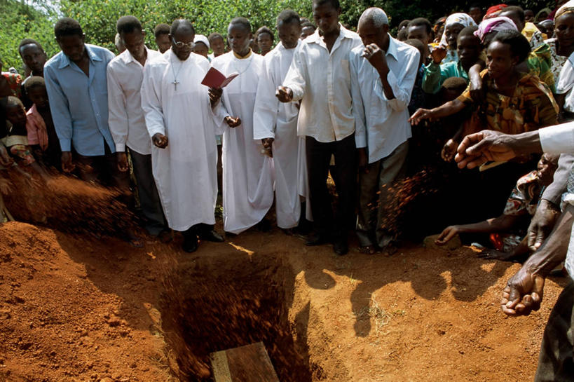 横图,室外,白天,微生物,非洲,乌干达,医学,许多人,黑色,一群人,生物,摄影,死亡,医疗,病毒,生物学,艾滋病,棺材,寄生,生命体,生物病毒,艾滋病病毒,瘟疫,葬礼,彩图,反转录病毒,逆转录病毒,社会问题