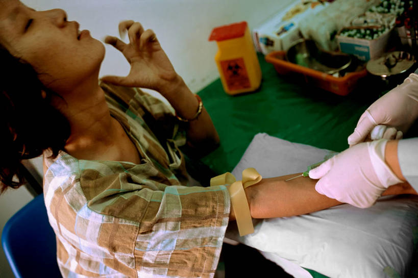 手,两个人,病人,横图,室内,微生物,曼谷,泰国,医学,首都,生物,摄影,部分,医疗,病毒,生物学,注射器,艾滋病,寄生,生命体,生物病毒,艾滋病病毒,瘟疫,中年女性,技术员,彩图,反转录病毒,逆转录病毒,接种疫苗