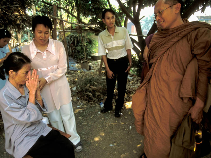 成年人,中年人,两个人,病人,横图,室外,微生物,泰国,医学,生物,摄影,佛教,医疗,病毒,生物学,关爱,艾滋病,寄生,生命体,生物病毒,艾滋病病毒,瘟疫,男人,女人,中年男性,中年女性,僧侣,彩图,反转录病毒,逆转录病毒,家庭护理