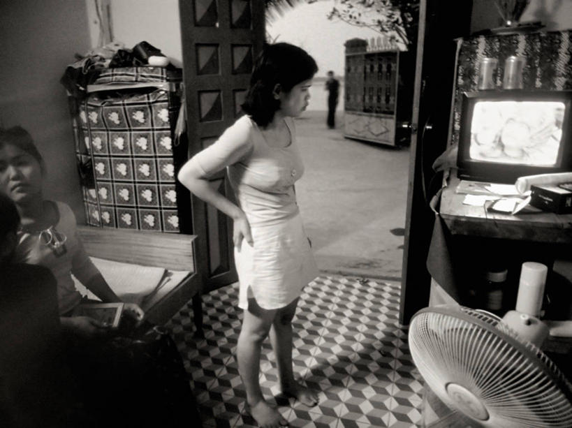 两个人,横图,黑白,室内,风险,柬埔寨,门口,红色,摄影,艾滋病,等候室,瘟疫,妓女,年轻女性