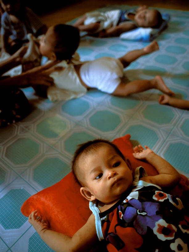 婴儿,儿童,躺,竖图,室内,柬埔寨,首都,童年,摄影,艾滋病,艾滋病病毒,孤儿院,孤儿,彩图,金边