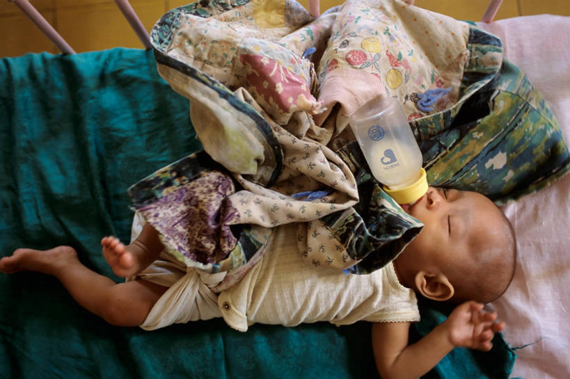 婴儿,儿童,一个人,躺,横图,室内,柬埔寨,首都,瓶子,童年,摄影,艾滋病,艾滋病病毒,孤儿院,孤儿,彩图,金边