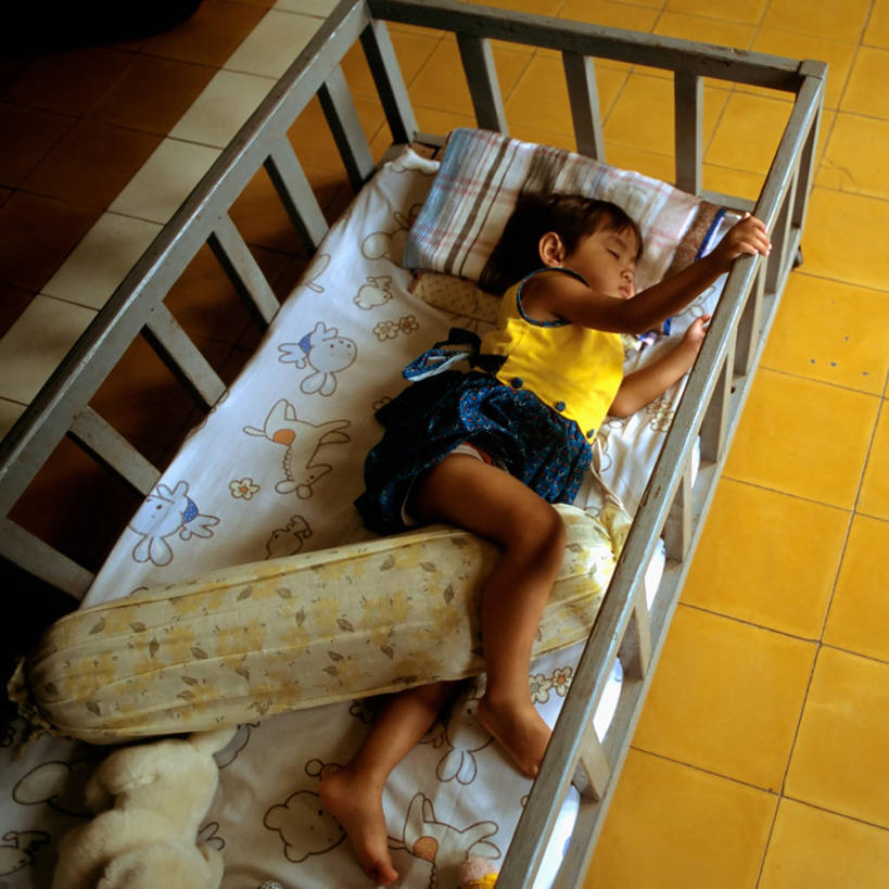 儿童,一个人,方图,俯视,侧面,纯洁,柬埔寨,首都,可爱,童年,童趣,摄影,婴儿床,艾滋病,童真,烂漫,无邪,艾滋病病毒,孤儿院,孤儿,天真,睡觉,彩图,高角度拍摄,金边,幼儿