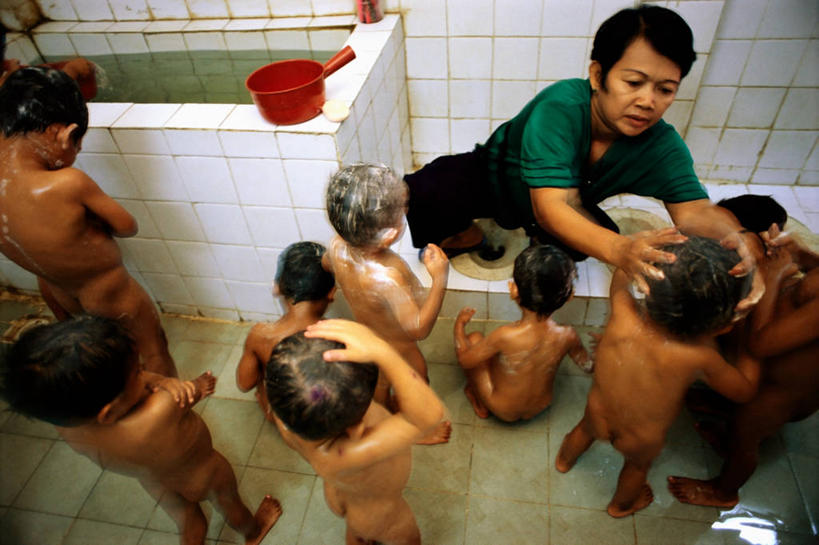 儿童,横图,室内,纯洁,浴室,柬埔寨,首都,可爱,童年,童趣,摄影,艾滋病,童真,烂漫,无邪,艾滋病病毒,孤儿院,孤儿,天真,中年女性,洗涤,彩图,金边,家庭护理