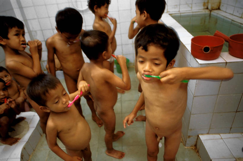 儿童,裸体,横图,室内,纯洁,浴室,柬埔寨,首都,可爱,童年,童趣,摄影,卫生,艾滋病,童真,烂漫,无邪,艾滋病病毒,孤儿院,孤儿,天真,男孩,彩图,金边