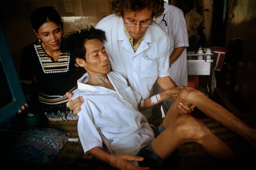 西方人,成年人,中年人,医生,病人,横图,微生物,欧洲,柬埔寨,欧洲人,医学,首都,生病,生物,摄影,医疗,病毒,生物学,运送,艾滋病,寄生,生命体,生物病毒,艾滋病病毒,瘟疫,男人,中年男性,中年女性,白种人,彩图,反转录病毒,逆转录病毒,金边