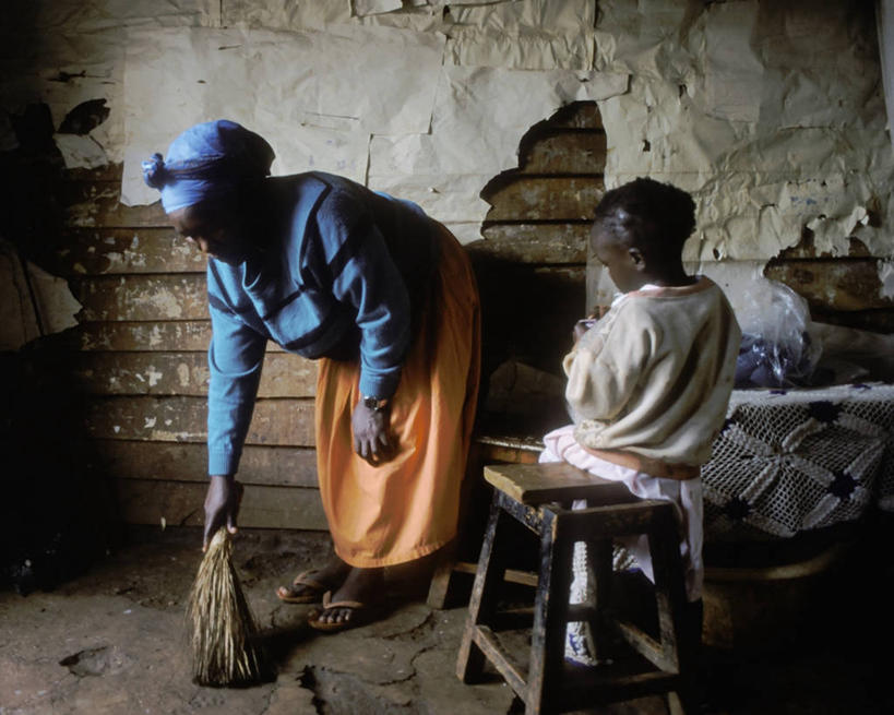 儿童,两个人,家庭,母亲,女儿,横图,纯洁,肯尼亚,黑色,温暖,温馨,一家人,可爱,童年,童趣,摄影,打扫,和睦,童真,烂漫,无邪,天真,女孩,中年女性,彩图,融洽